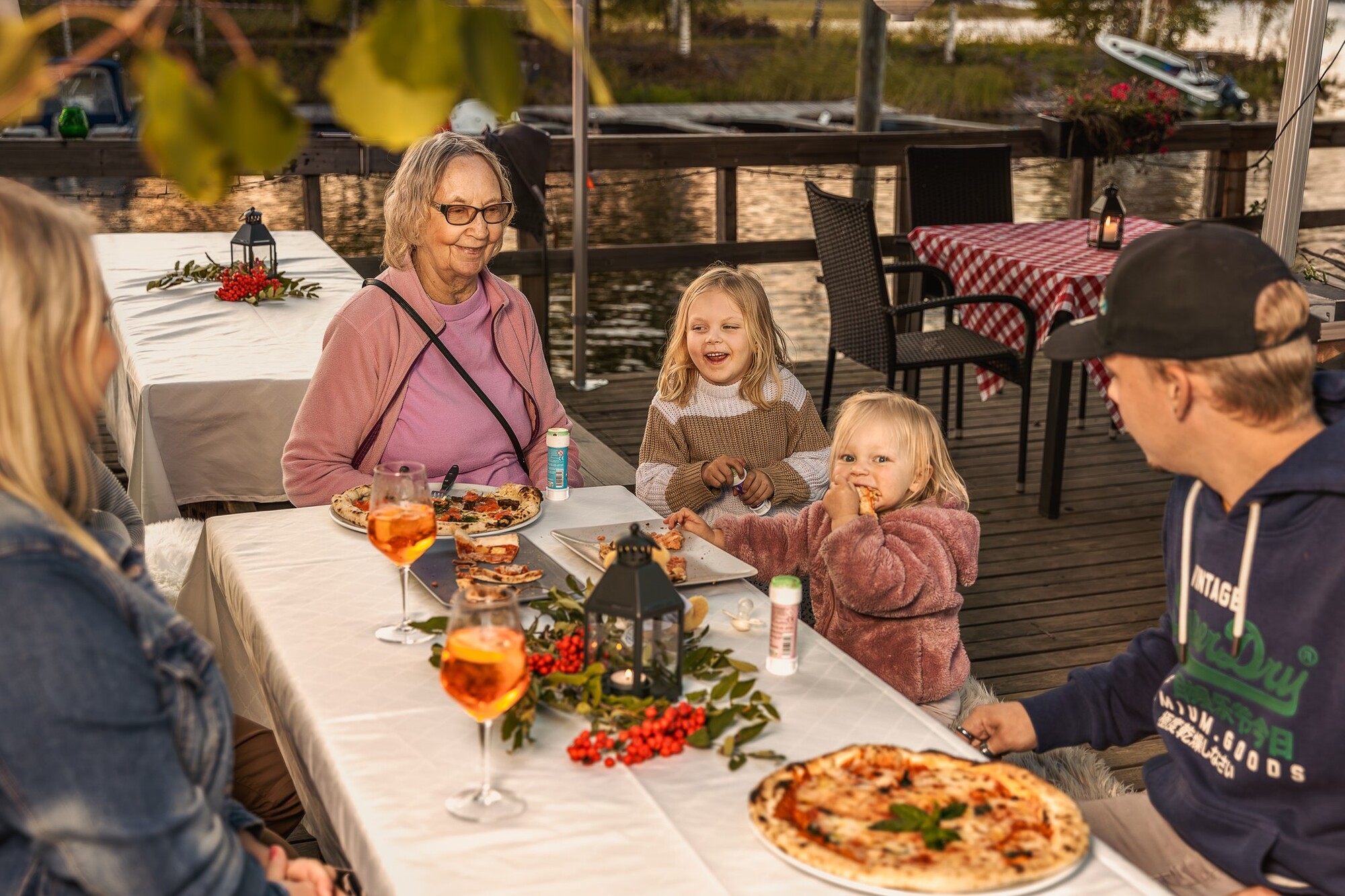 Pizzaa järvenrannalla